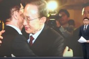 克拉玛依李明博、朴槿惠给金文洙打气 鼓励其争取赢得韩国大选